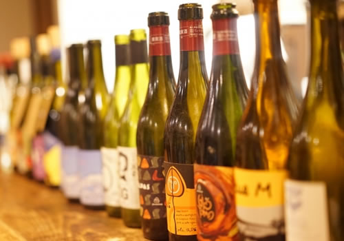 様々なお酒の瓶が並んだ写真